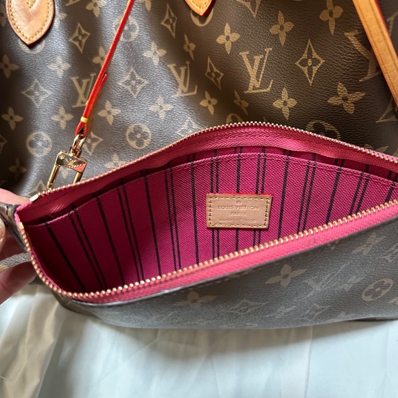 Louis Vuitton Monogram Neverfull MM - Picture 4 of 8